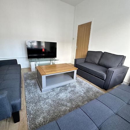 Champs Place Cardiff Extérieur photo